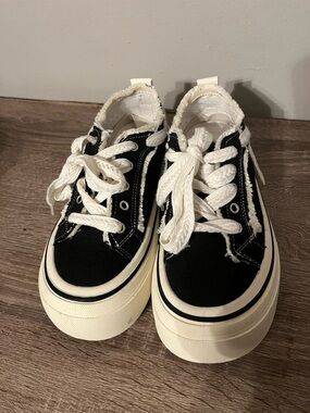 Black Canvas Platform Athletic Sneakers - Women's Casual Lace-Up